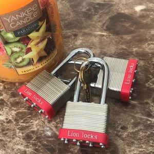 These are brand new locks !!!! Get 3 for 30 and you get two keys!!😌